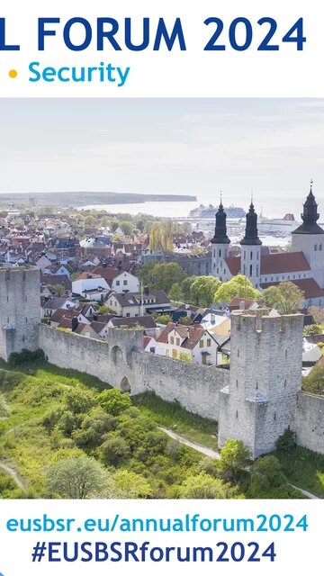 Plakat für das EUSBSR Annual Forum 2024 mit den Themen Nachhaltigkeit, Resilienz und Sicherheit. Das Forum findet vom 29. bis 31. Oktober in Visby, Schweden, statt. Im Hintergrund ist ein Luftbild von Visby mit seiner historischen Stadtmauer und Gebäuden zu sehen. Logos der EUSBSR, der Interreg Ostseeregion und der Europäischen Union sind unten rechts abgebildet