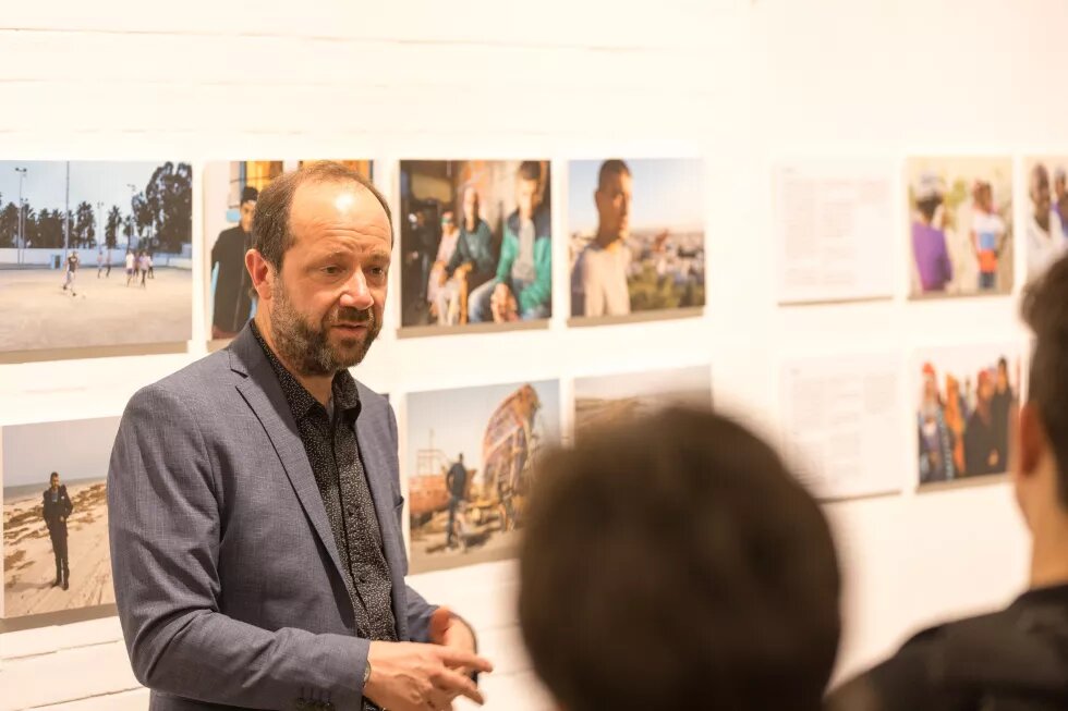 Mirco Keilberth führt durch die Ausstellung