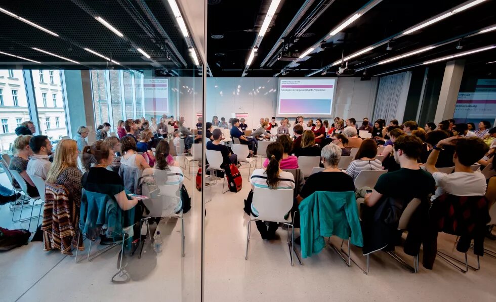 Fishbowl-Diskussion im Stiftungsgebäude der Bundesstiftung in Berlin.