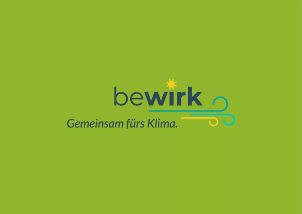 Logo bewirk – Gemeinsam fürs Klima in blau, gelb und türkis auf grünem Hintergrund