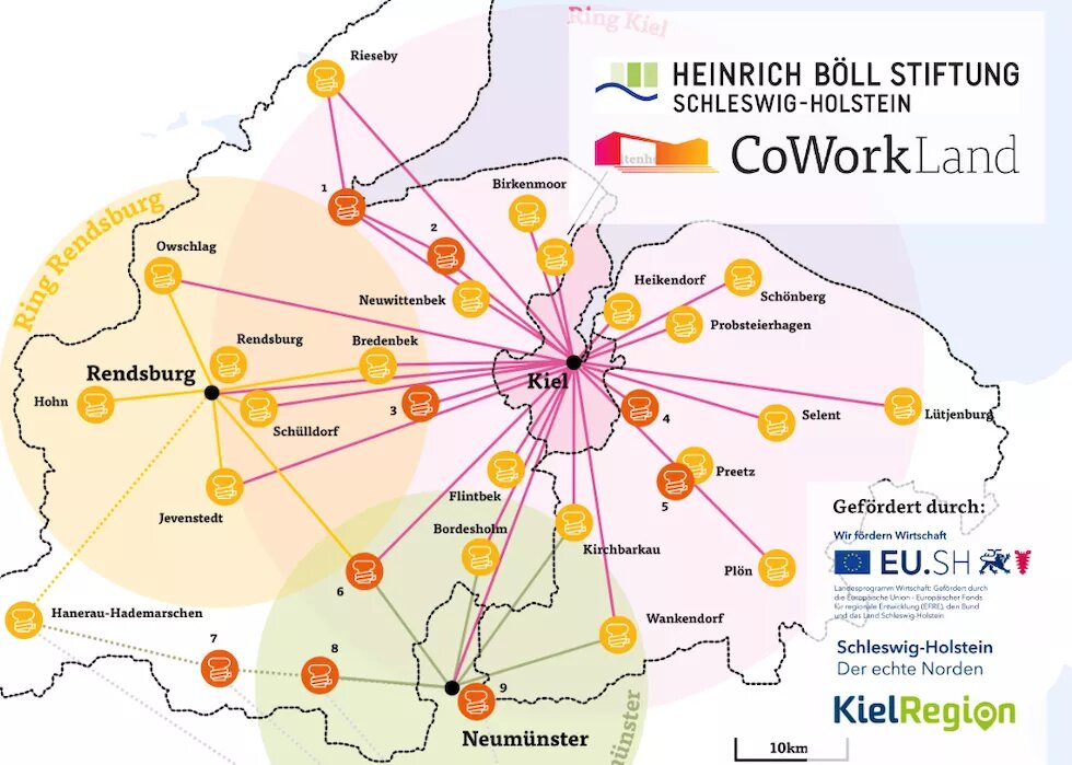 Eine Karte von der Region rund um Kiel ist zu sehen. Von Kiel aus sind Linien von zu den umgebenden Ortschaften gezogen. Rechts sind die Logos von der Heinrich-Böll-Stiftung SH, CoWorkLand, EU.SH und der KielRegion zu sehen. 