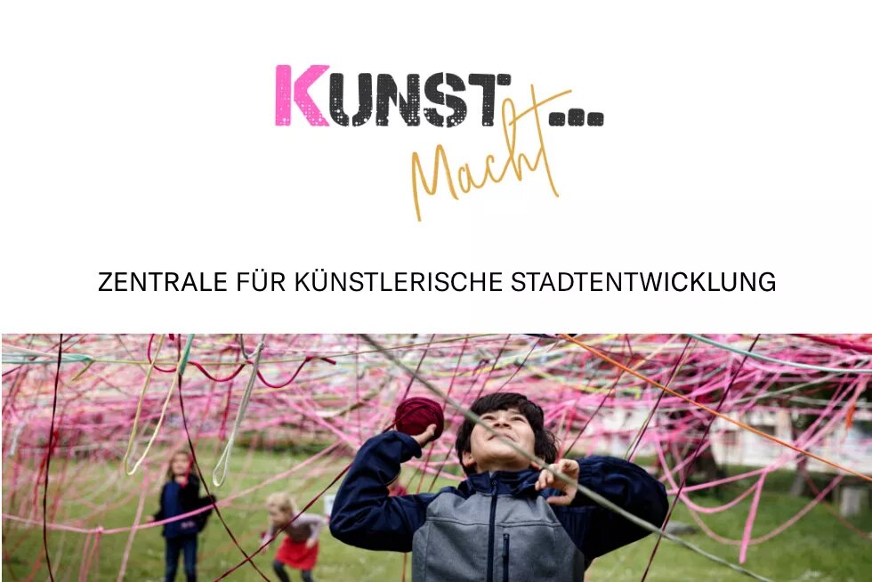 Oben mittig steht Kunst Macht. Darunter steht etwas kleiner Zentrale für künstlerische Stadtentwicklung. Darunter ist ein Bild zu sehen. In der Mitte des Bildes steht ein dunkelhaariger Junge mit einem roten Wollknäuel in der rechten Hand. Über ihm ist ein Netz aus pinken Wollfäden. Der Junge ist kruz davor, das Wollknäuel in das Netz zu werfen. Im Hintergrund sieht man auf dem Rasen zwei weitere Kinder.