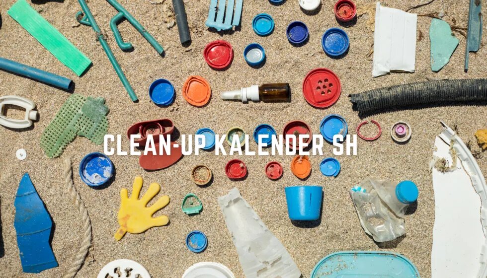 Auf Sand liegt Müll aus dem Meer verteilt. Vor allem Plastickdeckel und -flaschen sind zu sehen. Darüber steht: Clean-Up Kalender SH