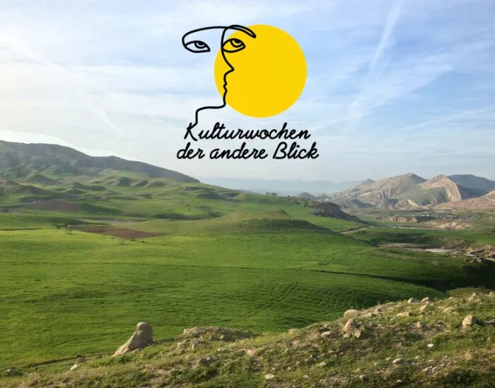 Eine grüne, weite Landschaft in Kurdistan mit Bergen und Hügeln. Darauf ist das Logo der Kulturwochen – Der andere Blick.