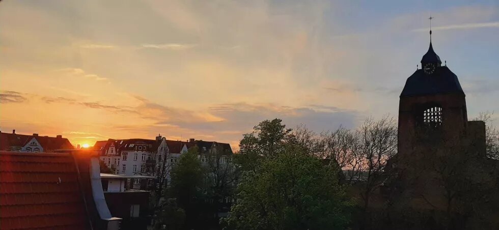 Ein Sonnenuntergang über den Dächern von Kiel-Wik.