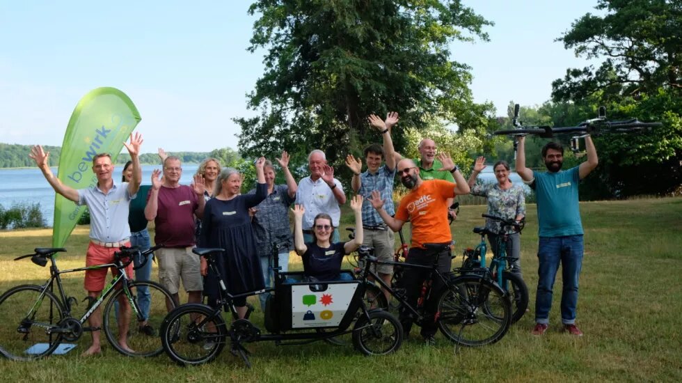 Die Gruppe von bewirks landesweiten Netzwertreffen zum Thema Mobilitätsinitiativen posiert vor dem Malenter Kellersee.