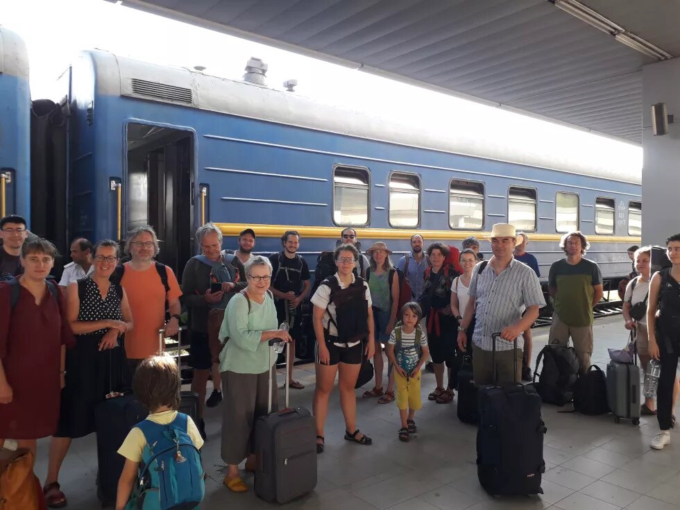 Die Reisegruppe der Bildungsreise nach Moldova steht vor einem Zug im Bahnhof von Chisinau.