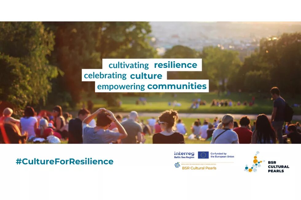 Auf einer Wiese sitzen Leute im Sonnenschein. Über dem Bild steht: Cultivating Resilience, celebrating culture, empowering communities. Unten sind die Logos von Interreg BSR und BSR Cultural Pearls. Links unten steht #CultureForResilience.