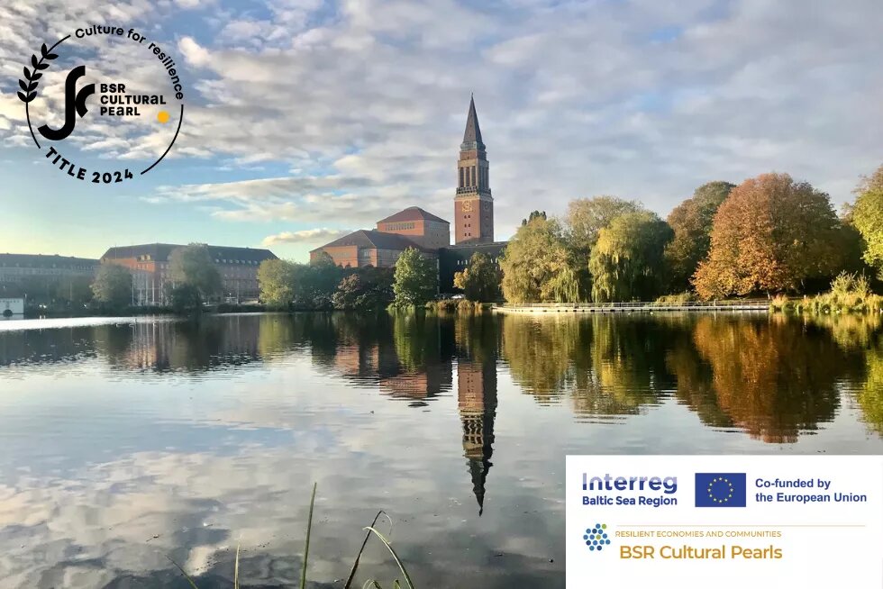 Der Kieler Rathausturm spiegelt sich im Wasser des Kleinen Kiels. Das Wetter ist sonnig. Oben links ist das Logo von BSR Cultural Pearls 2024.