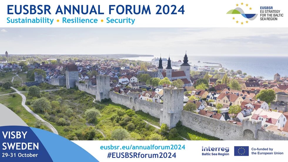 Plakat für das EUSBSR Annual Forum 2024 mit den Themen Nachhaltigkeit, Resilienz und Sicherheit. Das Forum findet vom 29. bis 31. Oktober in Visby, Schweden, statt. Im Hintergrund ist ein Luftbild von Visby mit seiner historischen Stadtmauer und Gebäuden zu sehen. Logos der EUSBSR, der Interreg Ostseeregion und der Europäischen Union sind unten rechts abgebildet