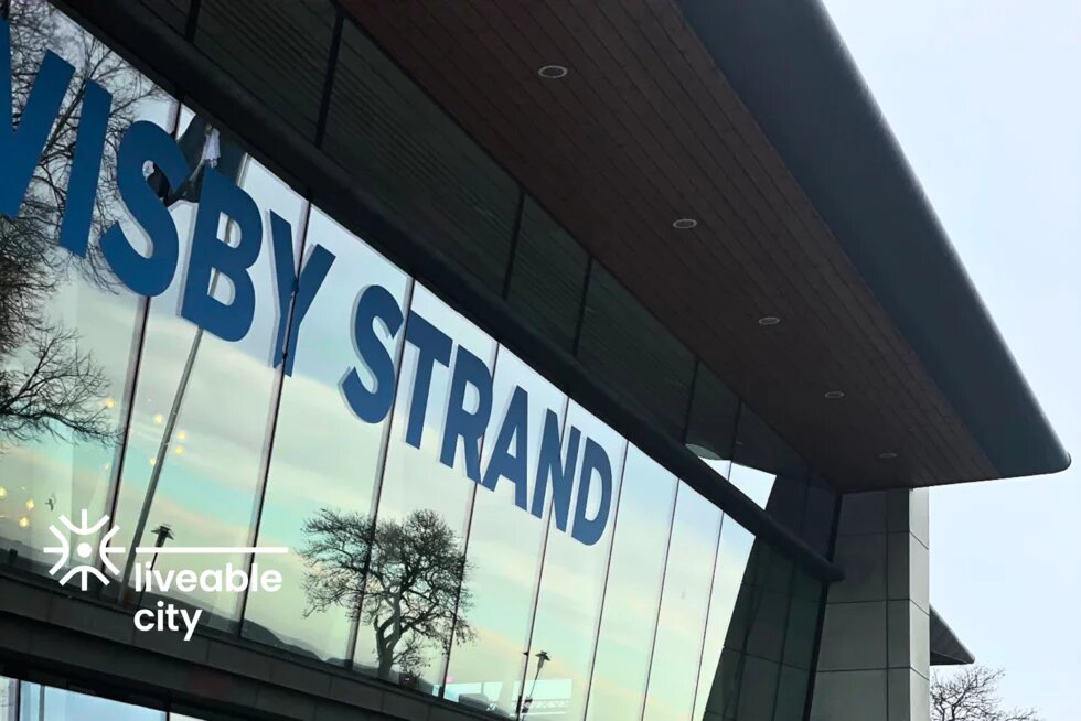 Veranstaltungsgebäude aus Glas mit der Aufschrift Visby Strand